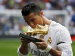 pemain-real-madrid-cristiano-ronaldo-mencium-trofi_20151020_183422.jpg