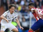 pemain-real-madrid-luka-modric-berebut-bola-dengan-bek-atletico-madrid.jpg