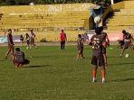pemain-semen-padang-menggelar-latihan-di-stadion-h-agus-salim-padang.jpg