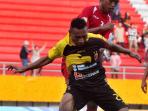 pemain-sriwijaya-fc-titus-bonai-depan-berebut-bola-dengan-pemain-martapura-fc-ady-setiawan.jpg