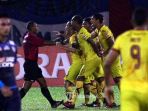 pemain-sriwijjaya-fc-memprotes-keputusan-wasit_20170411_082702.jpg