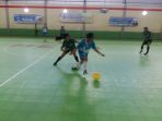 pemain-tabalong-menggiring-bola-dibayangi-pemain-banjarmasin_20171007_163029.jpg