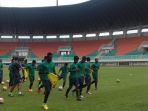 pemain-timnas-indonesia-berlatih-jelang-hadapi-vietnam-di-stadion-pakansari-bogor_20161201_065540.jpg