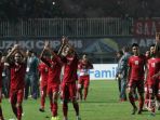 pemain-timnas-indonesia-melakukan-selebrasi_20161214_232035.jpg