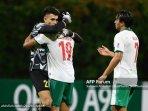 pemain-timnas-indonesia-nadeo-kiri-berpelukan-dengan-fachruddin-aryanto-usai-bermain-imbang.jpg