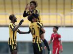 pemain-timnas-u-19-malaysia-merayakan-gol-ke-gawang-indonesia_20171106_134146.jpg