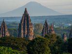 pemandangan-candi-prambanan-dengan-latar-gunung-merapi-di-belakangnya.jpg