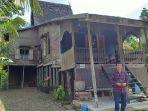 pemandangan-eksterior-rumah-adat-banjar-di-desa-tarangan.jpg