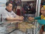 pembeli-di-toko-perhiasan-emas-perak-pasar-kalindo-banjarmasin-382020.jpg