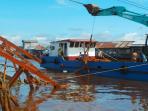 pembongkaran-sisa-sisa-tiang-jembatan-pulau-mambulau-kapuas_20160224_141943.jpg