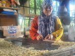 pembuat-kerupuk-gandum-di-desa-pingaran-ilir-kecamatan-astambul-kabupaten-banjar-08082021.jpg