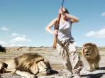 pemburu-ini-lari-akibat-ada-singa-yang-datang-saat-dia-sedang-berfoto-dengan-singa-hasil-buruannya_20160609_162116.jpg