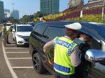 pemeriksaan-kendaraan-di-check-point-tugu-tani-jakarta-pusat.jpg