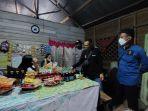 pemeriksan-KTP-kepada-penjaga-warung-malam-di-Desa-Dahai.jpg