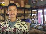 pemilik-dari-galeri-kembang-ilung-desa-banyu-hirang-supianor.jpg