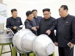 pemimpin-korut-kim-jong-un-tengah-sedang-melihat-pipa-logam_20170904_074229.jpg