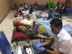pemimpin-wilayah-bri-banjarmasin-fidri-arnaldy-bersama-istri-ikut-donor-darah_20171212_140712.jpg