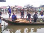 pemuda-tenggelam-oleh-tim-emergency-water-rescue-banjarmasin-di-sungai-kuin-senin-18012021.jpg