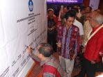 penandatanganan-komitmen-bersama-sistem-penjamin-internal-satuan-pendidikan-kalsel_20170314_230735.jpg