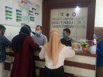 pencaker-sejumlah-pencaker-mengurus-ak-1-di-kantor-disnaker-tala-beberapa-hari-lalu.jpg