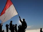 pendaki-mengibarkan-bendera-indonesia_20150815_145505.jpg