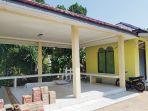 pendopo-atau-ruang-tunggu-di-komplek-makam-datu-gadung.jpg