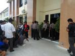 pengadilan-negeri-palangkaraya-kalteng-selasa-1532016-dijaga-ketat-polisi_20160315_171800.jpg