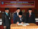 pengesahan-raperda-apbd-hss_20180726_172822.jpg