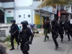 penggerebekan-teroris-di-solo-jawa-tengah_20161212_001135.jpg