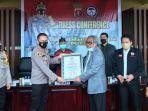 penghargaan-kepada-kapolres-kapuas-akbp-manang-soebeti.jpg