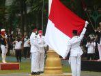 pengibaran-bendera-merah-putih-hut-ke-76-ri-di-alun-alun-ratu-zalecha-kabupaten-banjar.jpg