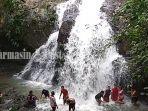 pengunjung-bermain-di-air-terjun-di-kawasan-bajuin-desa-sungai-bakar-kabupaten-tala-15042021.jpg