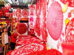 pengunjung-melihat-berbagai-hiasan-dan-pernak-pernik-imlek-di-chinatown-singapura_20180212_221006.jpg