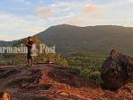 pengunjung-menikmati-panorama-alam-yang-eksotis-di-lereng-air-terjun-bajuin.jpg