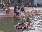 pengunjung-saat-berada-di-kolam-renang-umum-Kompleks-Lambung-Mangkurat-Regency2.jpg