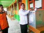 penjabat-bupati-berikan-suara_20151209_111600.jpg