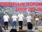 penjabat-gubernur-kalimantan-selatan-safrizal-za-menyerahkan-penghargaan-propernas-31032021.jpg