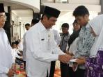 penjabat-wali-kota-banjarmasin-hm-thamrin-menyerahkan-zakat-untuk-guru-paud_20160211_142457.jpg