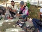 penjual-cincin-berhias-batu-akik-dan-lainnya-di-cbs-kota-martapura-kabupaten-banjar-05072021.jpg