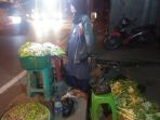 penjual-kembang-di-jalan-simpang-sudimampir-banjarmasin_20180531_080923.jpg