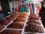 penjual-menyiapkan-kurma-untuk-pembeli-di-pasar-tanah-abang.jpg