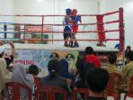 penonton-menyaksikan-pertandingan-tinju-putri-di-sasana-tinju-panunjung-tarung-kapuas_20171121_195948.jpg