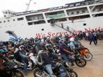 penumpang-kapal-di-pelabuhan-trisakti-banjarmasin_20160628_163418.jpg