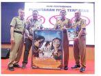 penyerahan-Film-WLCFBB-dari-ketua-KFT-Gunawan-Paharu-kepada-Bupati-Tala-H-Sukamta-15082023.jpg