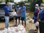 penyerahan-bantuan-dari-dpc-iwapi-kota-banjarmasin-yayasan-suaka-ananda-bpos-di-lokasi-banjir.jpg