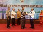 penyerahan-cinderamata-dari-ketua-dpp-inkindo-kalsel.jpg