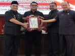 penyerahan-dokumen-Raperda-APBD-HSS-2024-di-DPRD-HSS.jpg