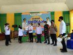 penyerahan-doorprize-satu-unit-sepeda-motor-kepada-pemenang-undian-pertama.jpg