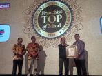 penyerahan-penghargaan-franchise-top-of-mind-2016_20170127_202041.jpg