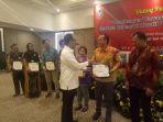 penyerahan-penghargaan-oleh-kepala-badan-kesbangpol-provinsi-kalsel-adi-santoso-ke.jpg